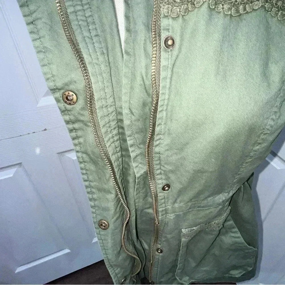 Market & Spruce Olive Sleeveless Vest with pockets and crochet lace deta… - Picture 7 of 12